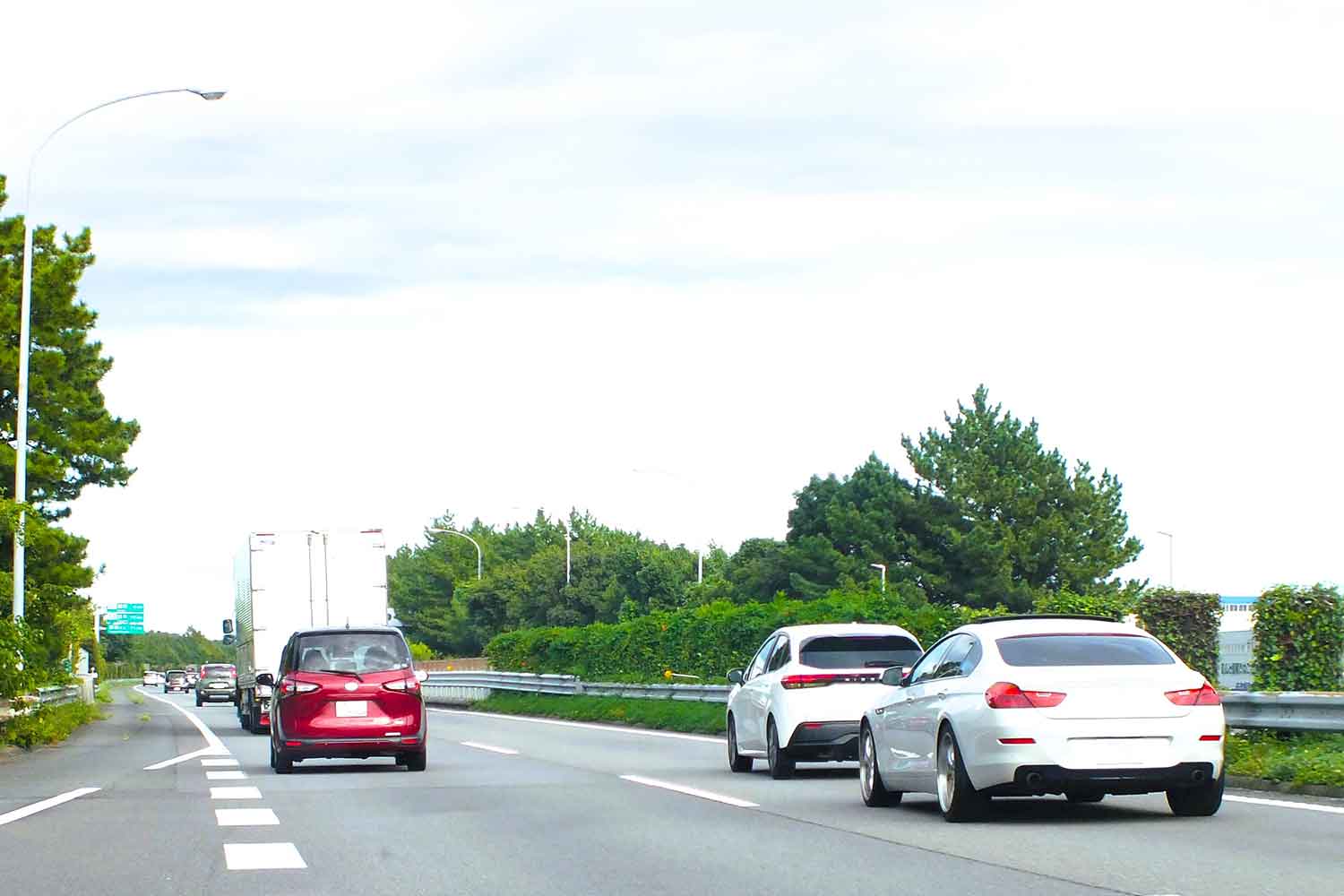 追越車線で接近している2台のクルマ