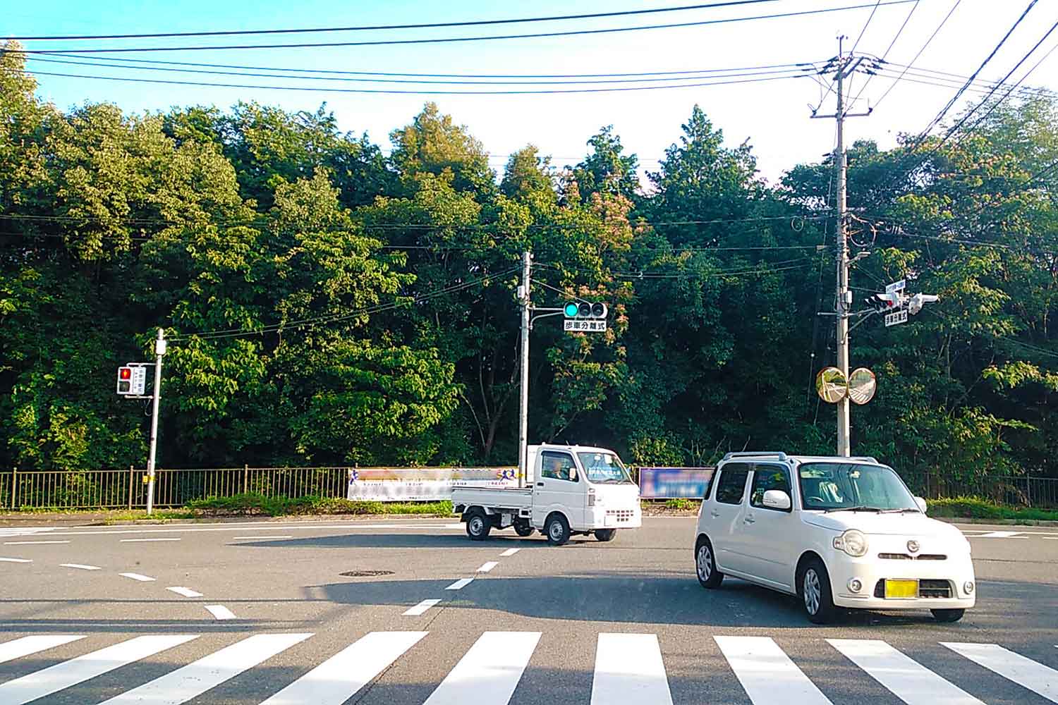 赤信号なのに右折してくるクルマ