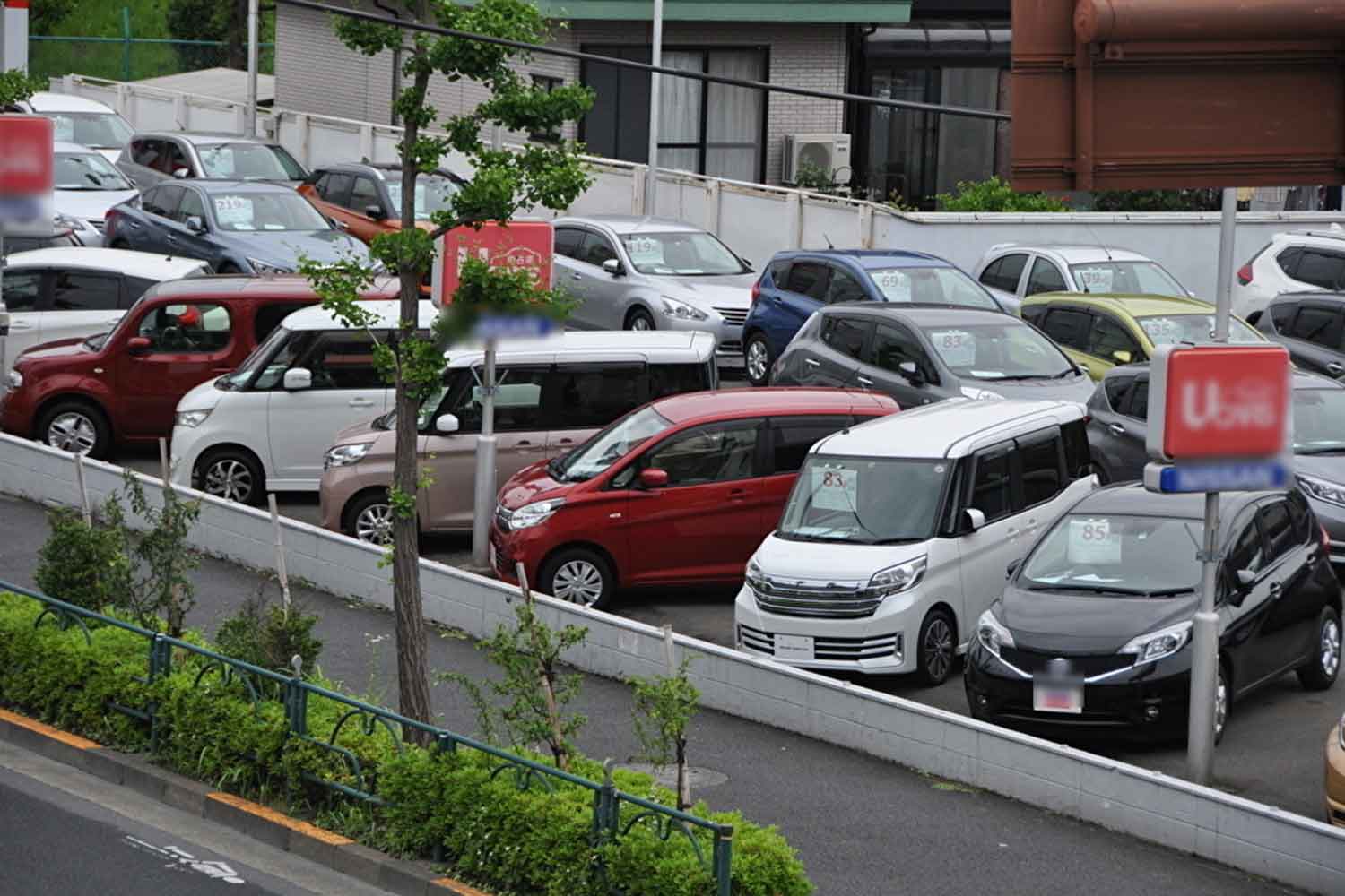 メーカー系中古車販売店の店頭