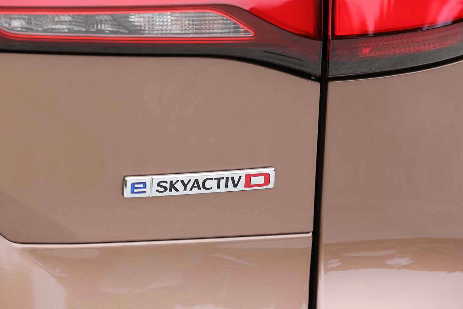 マツダの「e-SKYACTIV D」のバッジ 〜 画像7