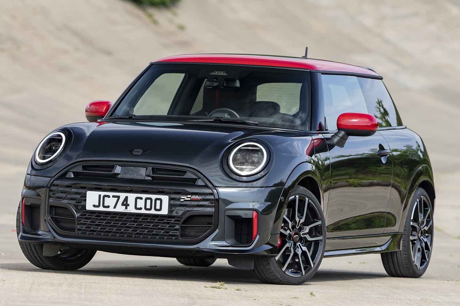 新型ミニクーパーJCW（3ドアモデル）のフロントまわり 〜 画像2