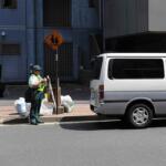 【画像】愛車が「緑のおじさん」＝「駐車監視員」に囲まれてる！　「ちょっと待った〜！　いま移動するから!!」は通用するのか？ 〜 画像2