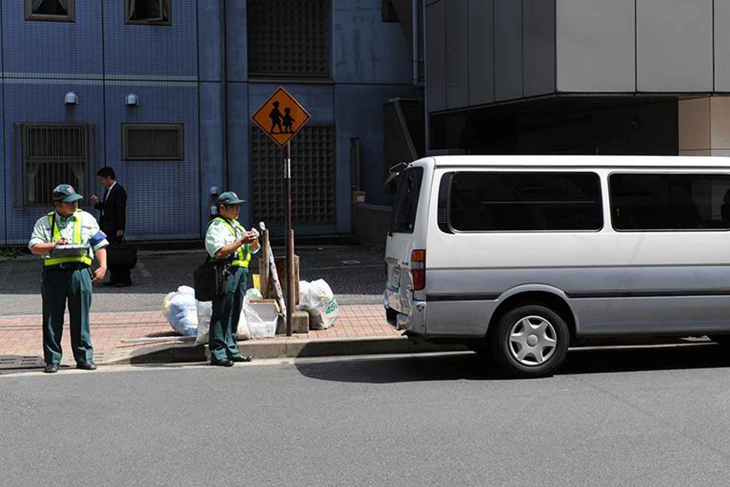 駐車監視員が取り締まりを行なっている様子