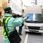 【画像】愛車が「緑のおじさん」＝「駐車監視員」に囲まれてる！　「ちょっと待った〜！　いま移動するから!!」は通用するのか？ 〜 画像3