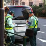 【画像】愛車が「緑のおじさん」＝「駐車監視員」に囲まれてる！　「ちょっと待った〜！　いま移動するから!!」は通用するのか？ 〜 画像4