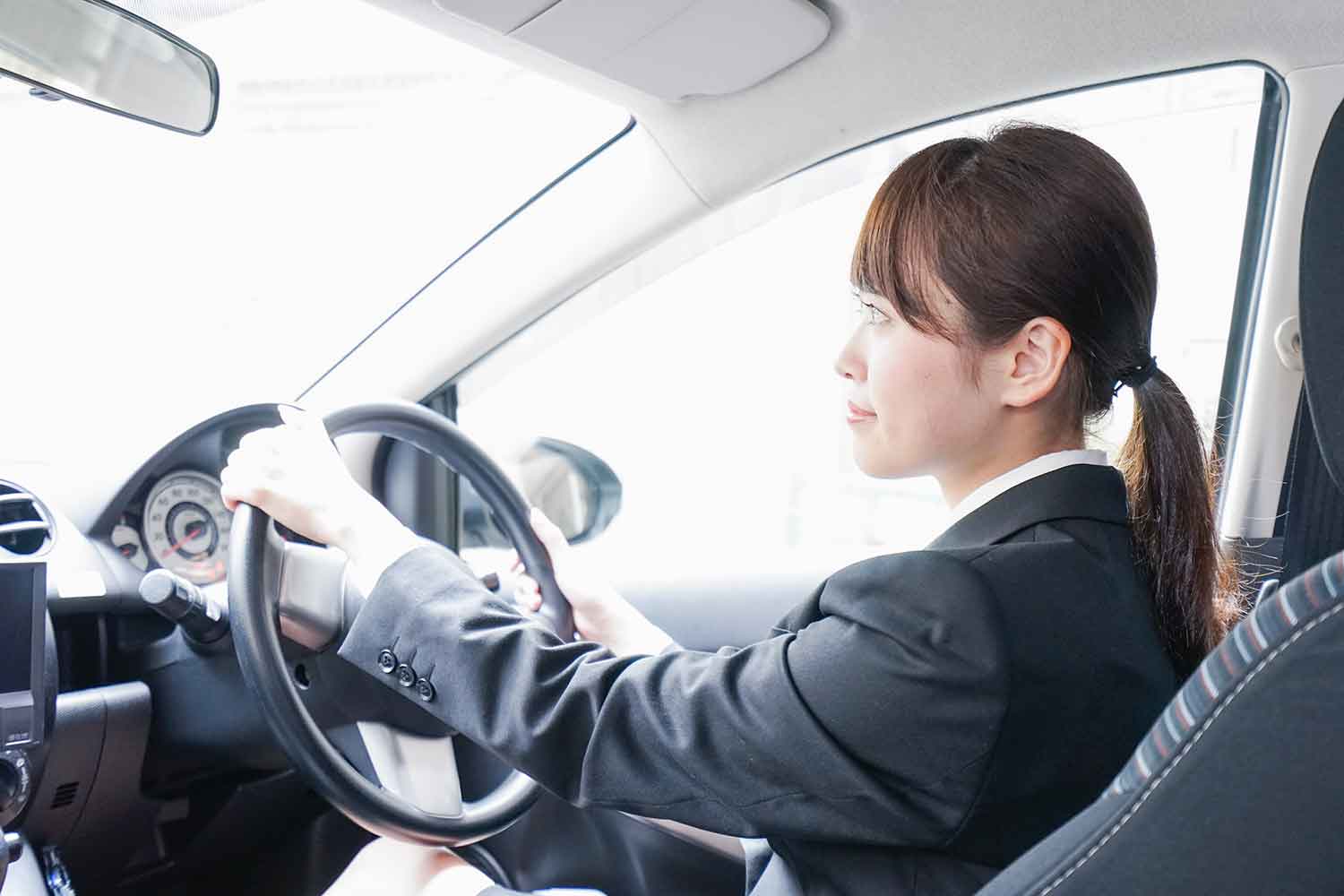 クルマを運転する女性のイメージ 〜 画像2