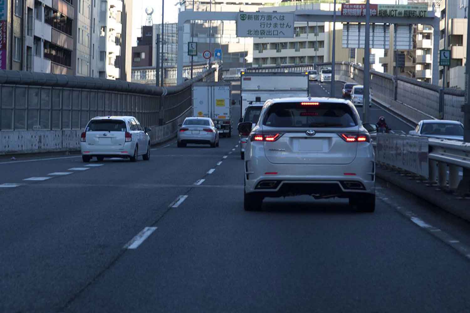 ブレーキランプを点灯させて減速している様子