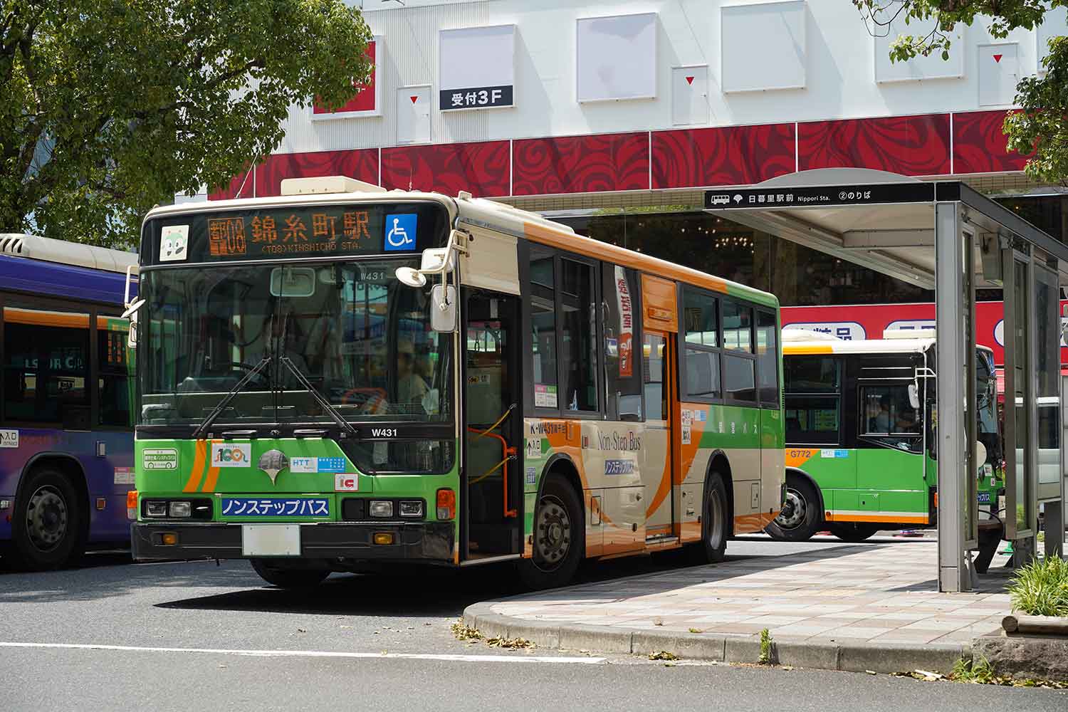 路線バスがバス停で停車している様子