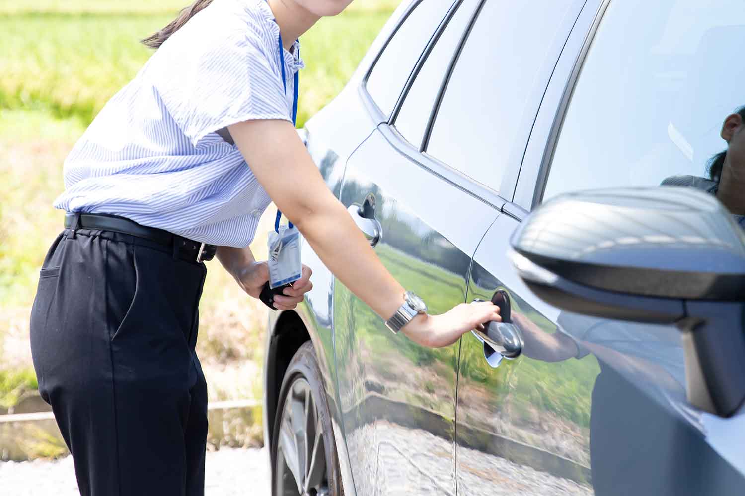 日本でも親近感のわくラフな格好の新車セールスマンが増えていた 〜 画像1