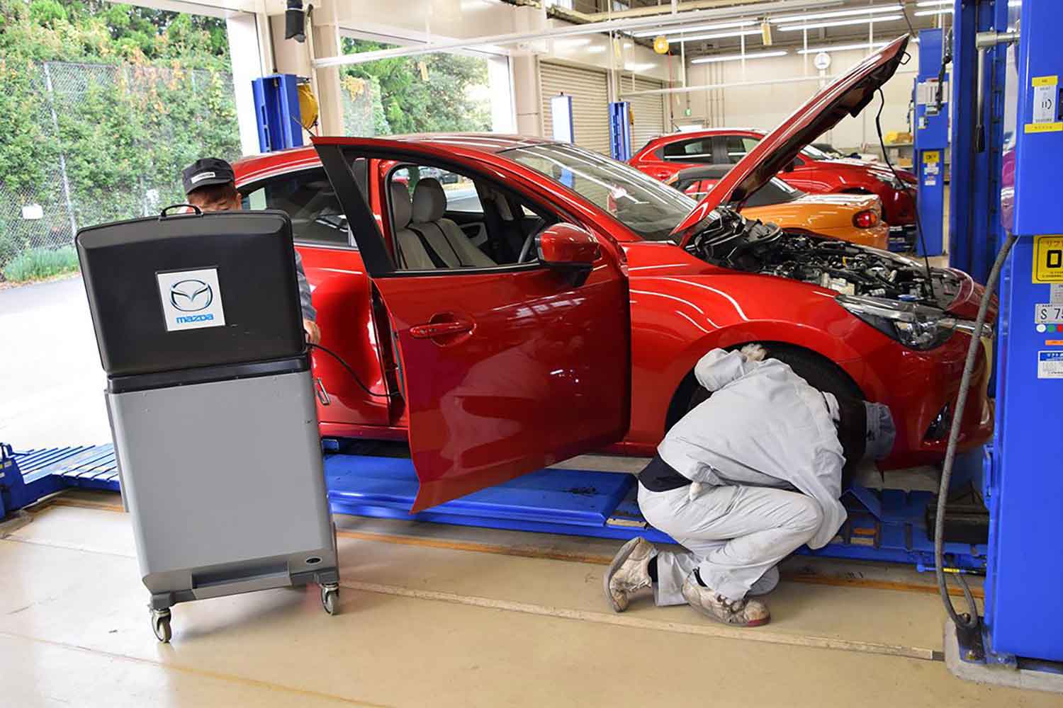 自動車ディーラーで車両整備している様子 〜 画像2