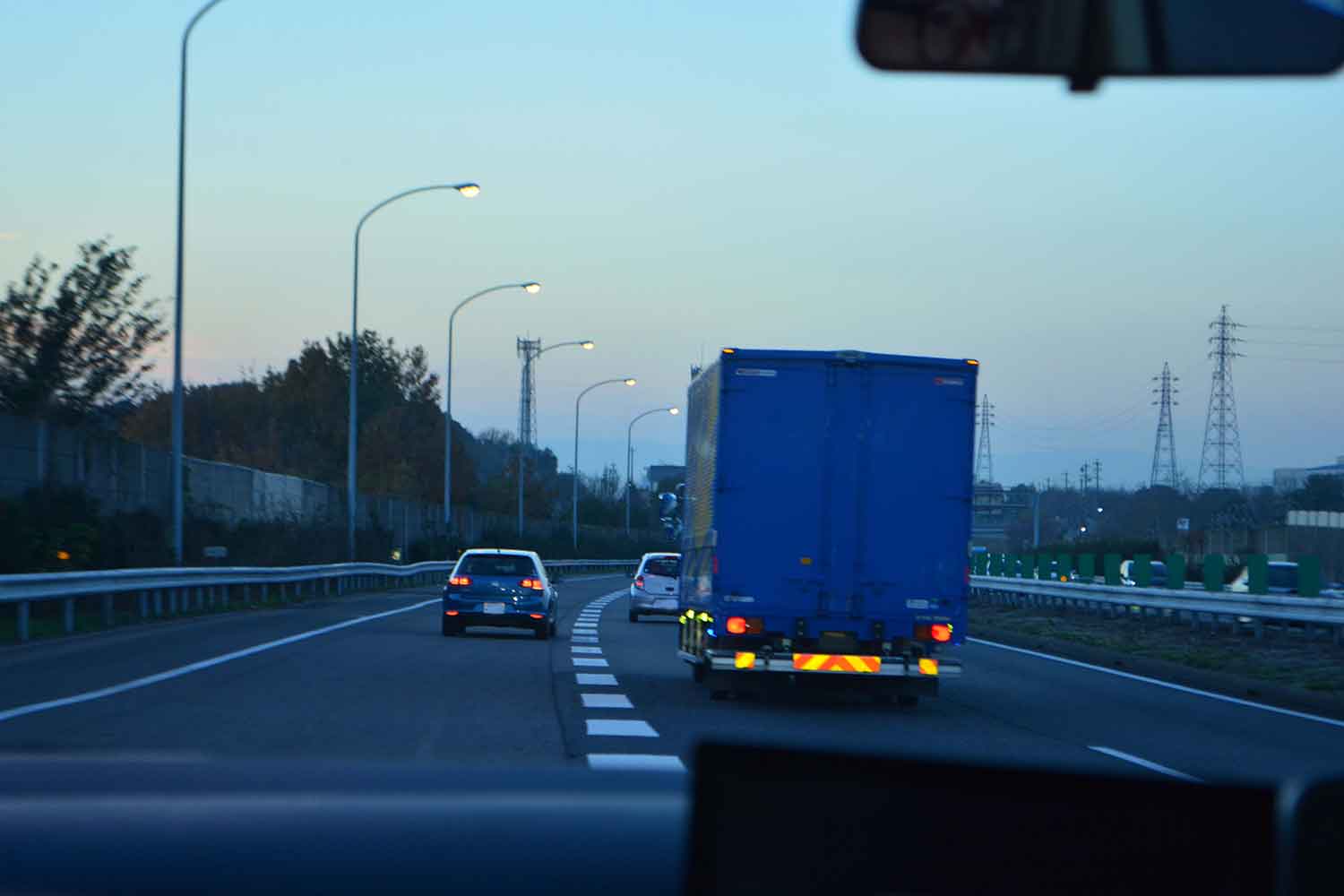 大型トラックの前に一般車が合流しようとしている様子