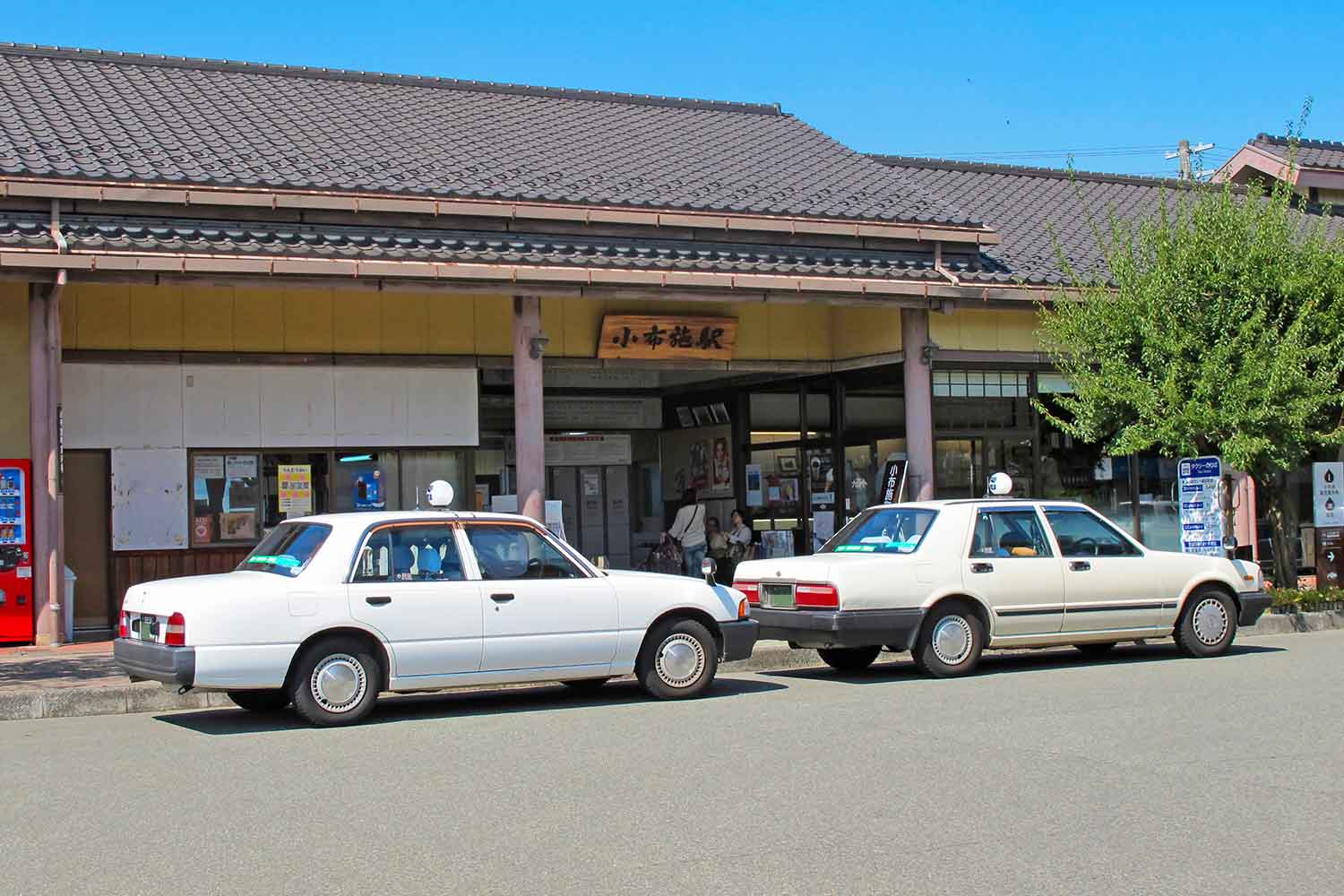 駅前のタクシー乗り場にいる複数台のタクシー 〜 画像5