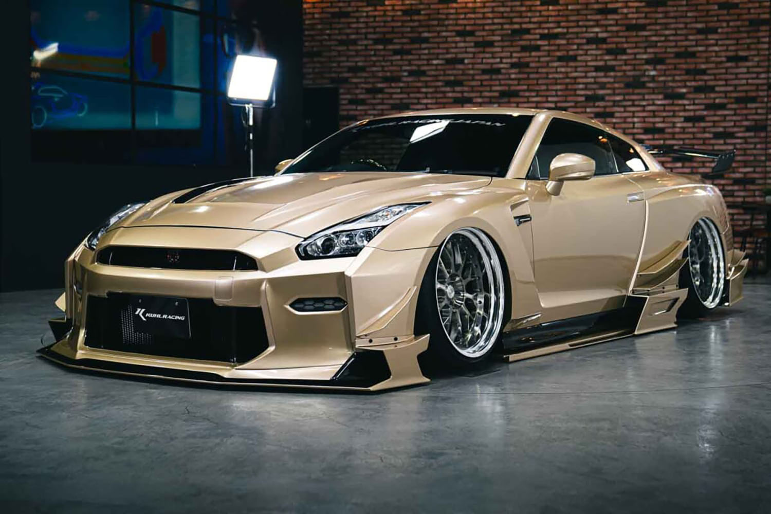 スタンス系カスタムのイメージ（KULEデモカーR35GT-R）