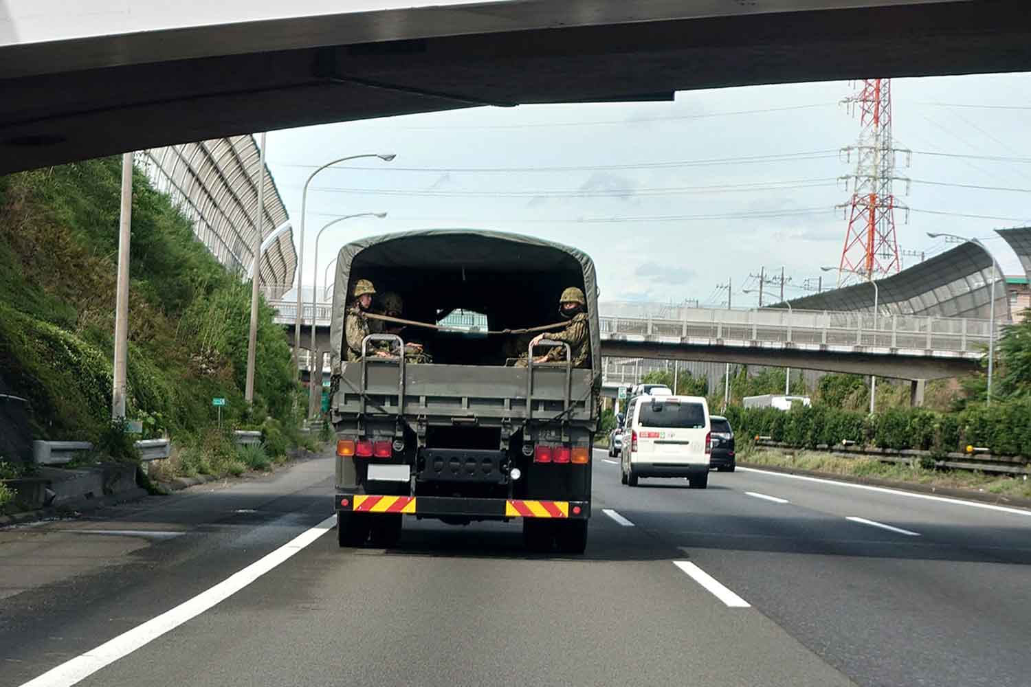 高速道路上を走行する自衛隊車両の様子