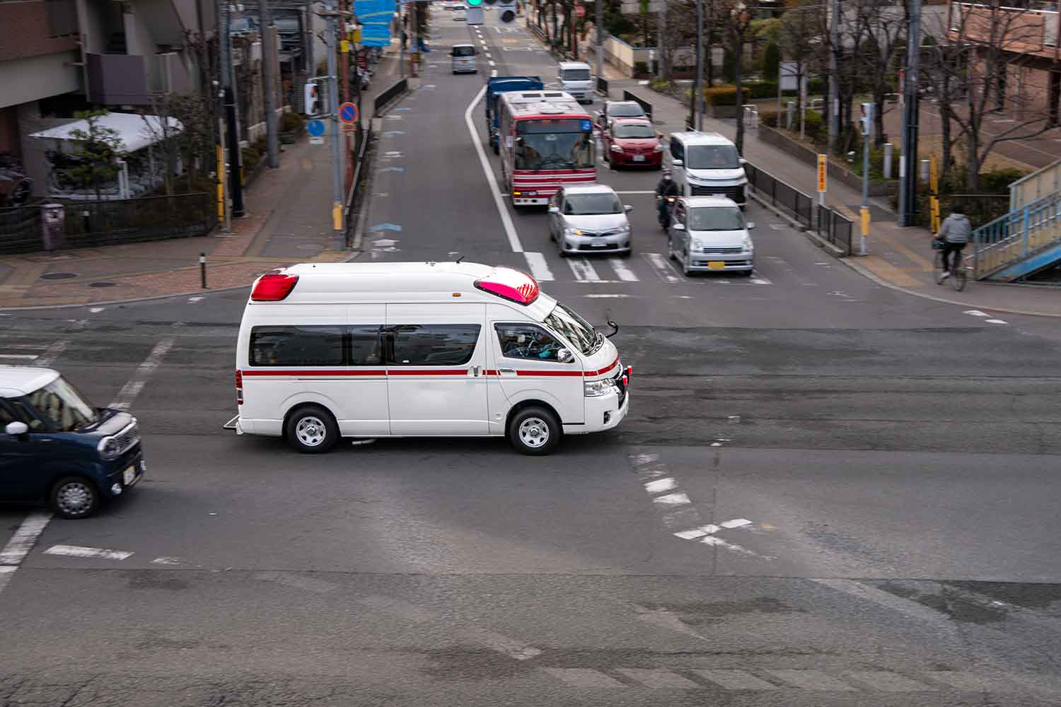 緊急走行する救急車が交差点内を走行している様子