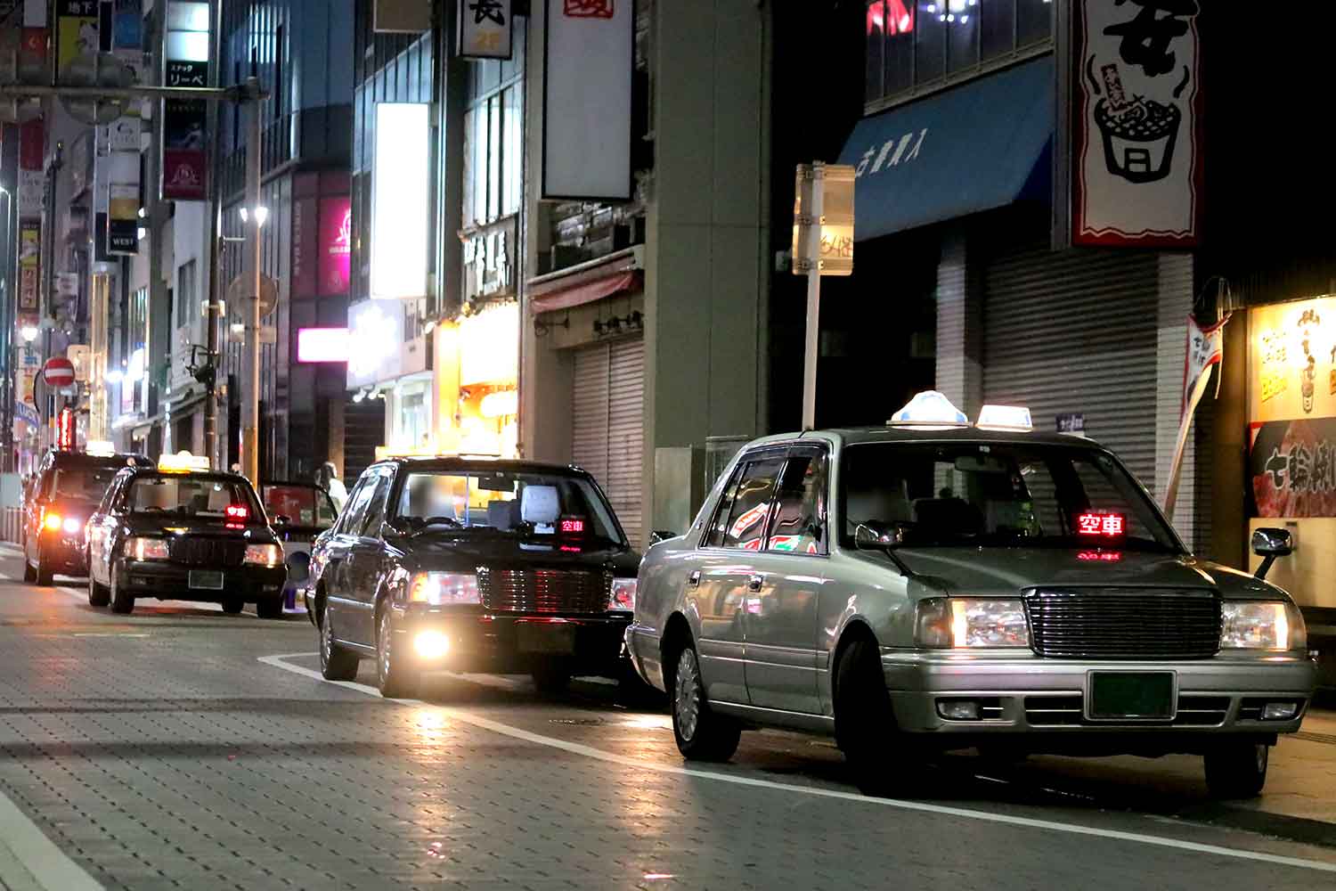 路地で客待ちしているタクシーの車列