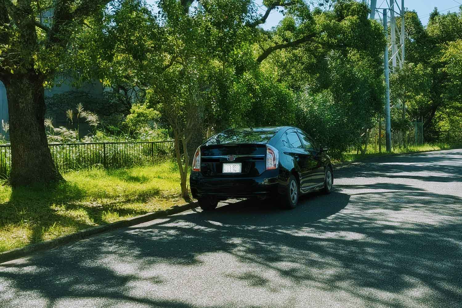 路上に停車した黒い乗用車 〜 画像2