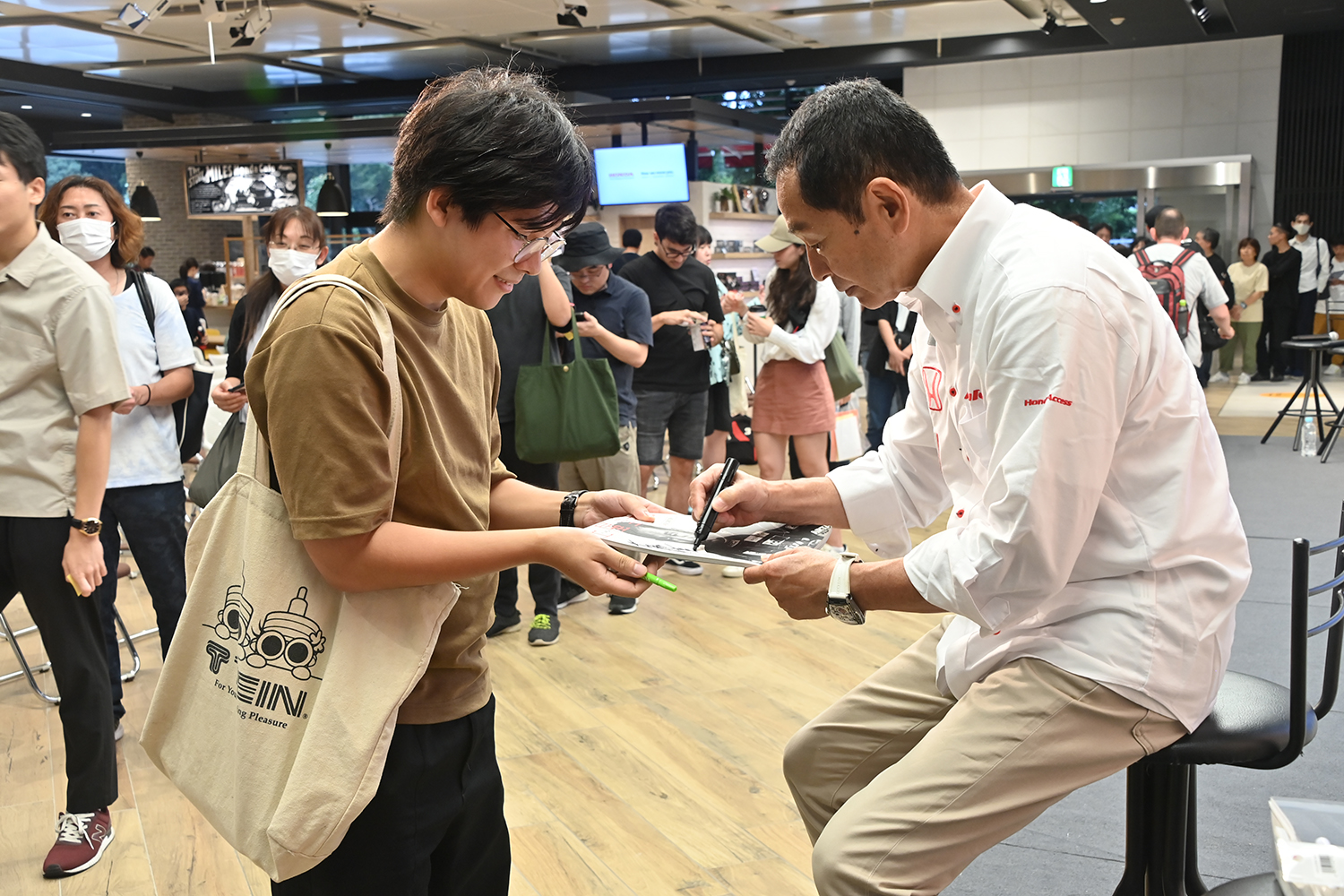 サインに応じる土屋圭市氏