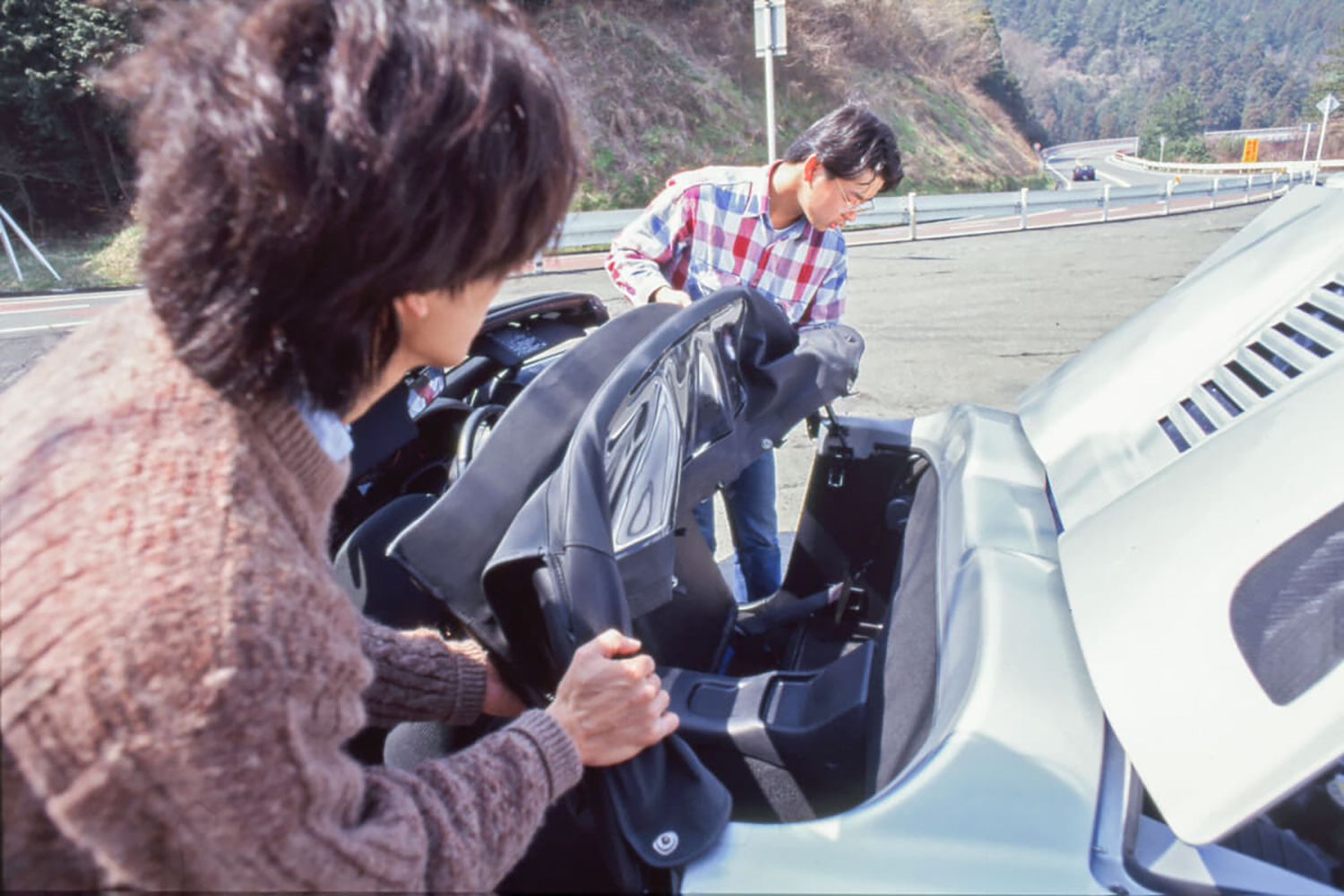 トヨタ MRスパイダーの幌を畳む風景 〜 画像11