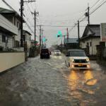 走らなきゃ安全……じゃない台風の恐ろしさ！　自宅車庫でも被害に遭う大雨＆大風から愛車を守る手段５つ