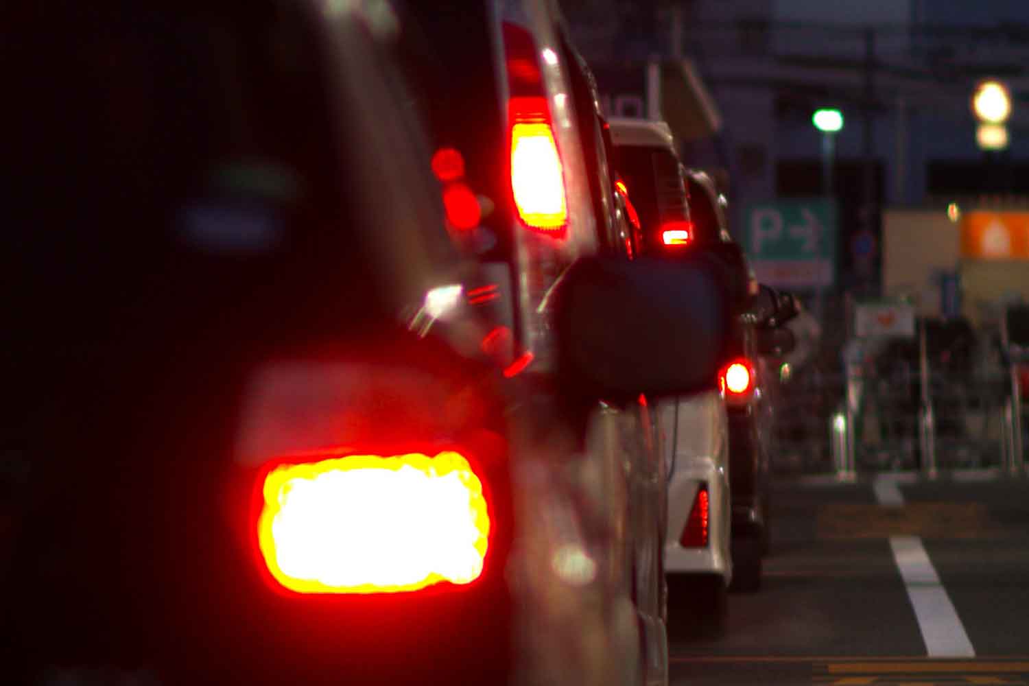 駐車場待ちの長い車列のイメージ