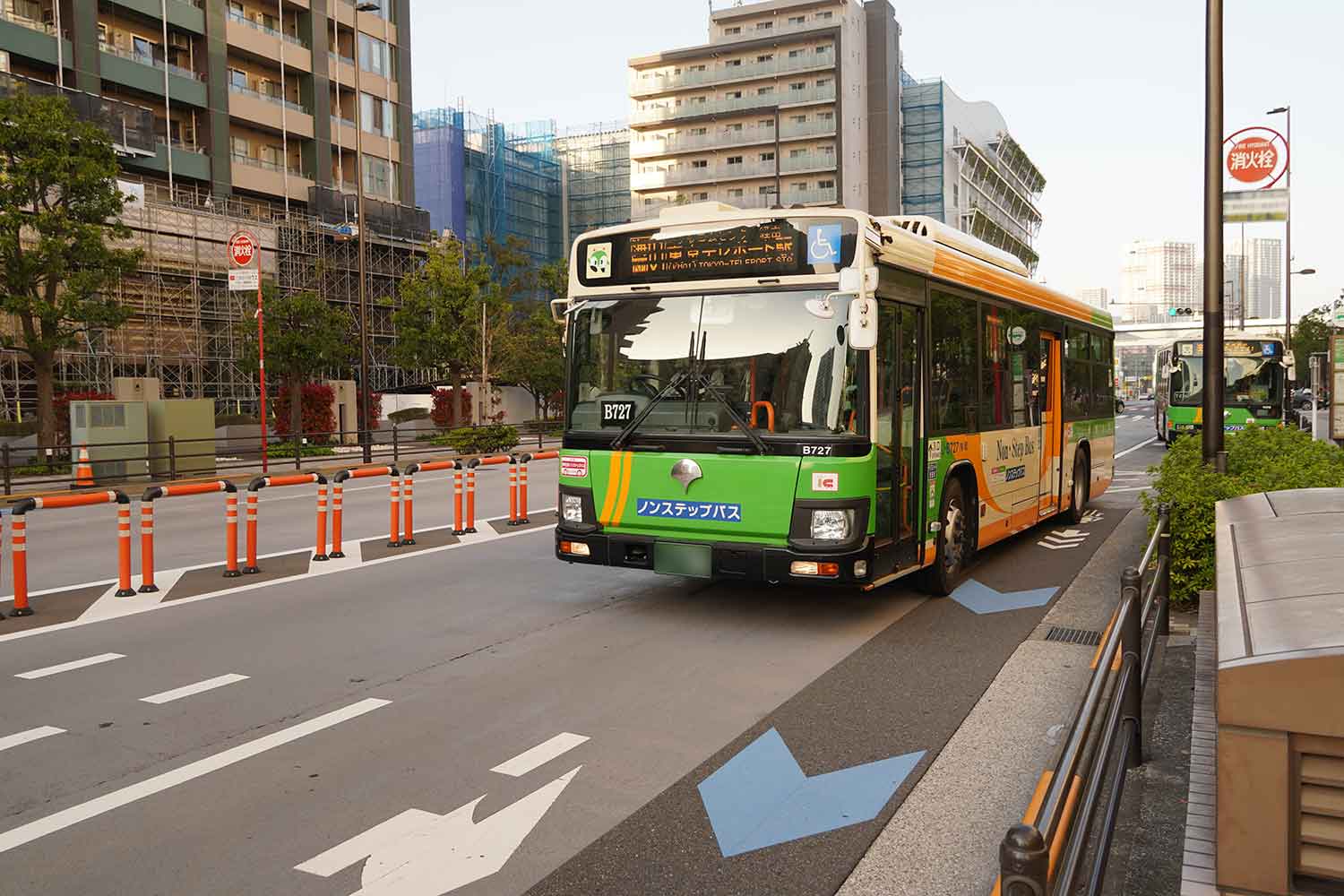 バス停から発車する都営バス