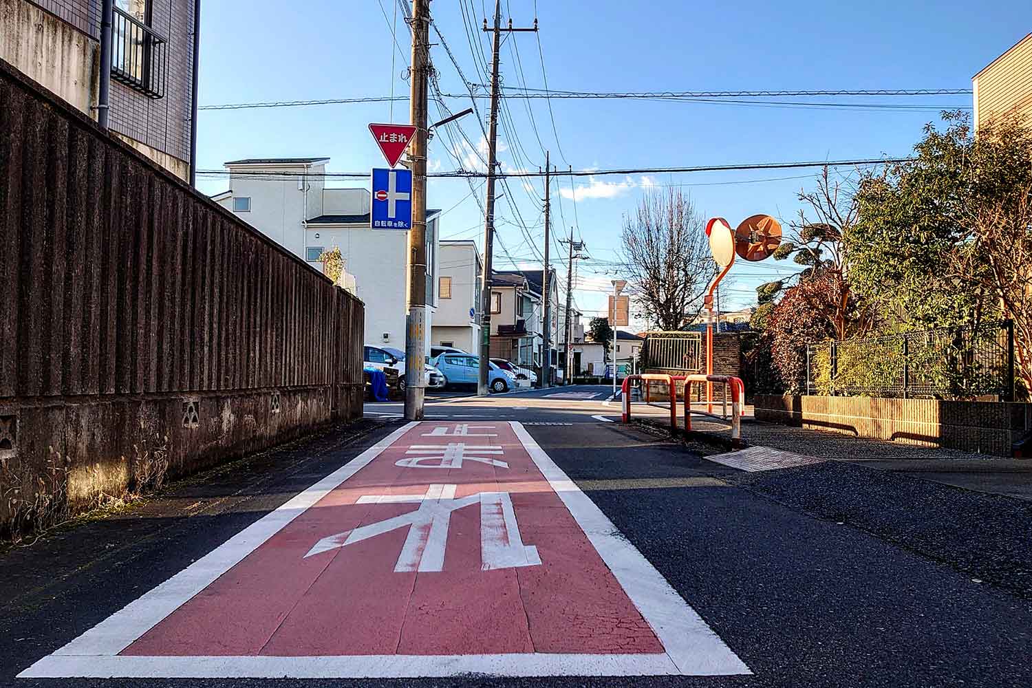 住宅街の一時停止の道路状況 〜 画像4