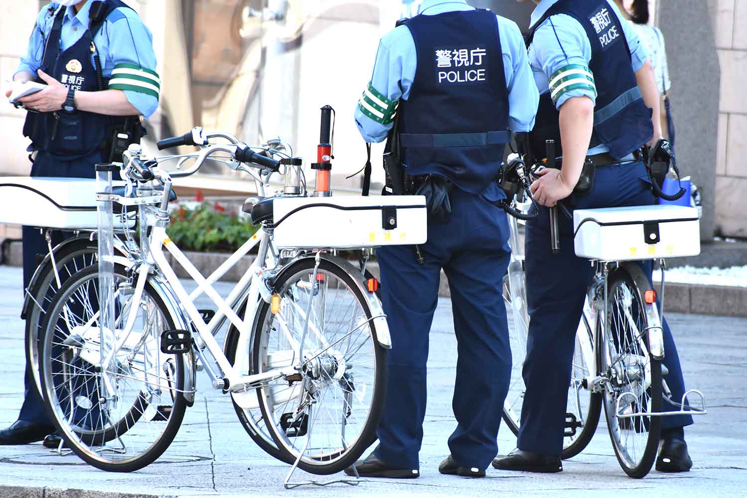 複数の警察官が集合している様子