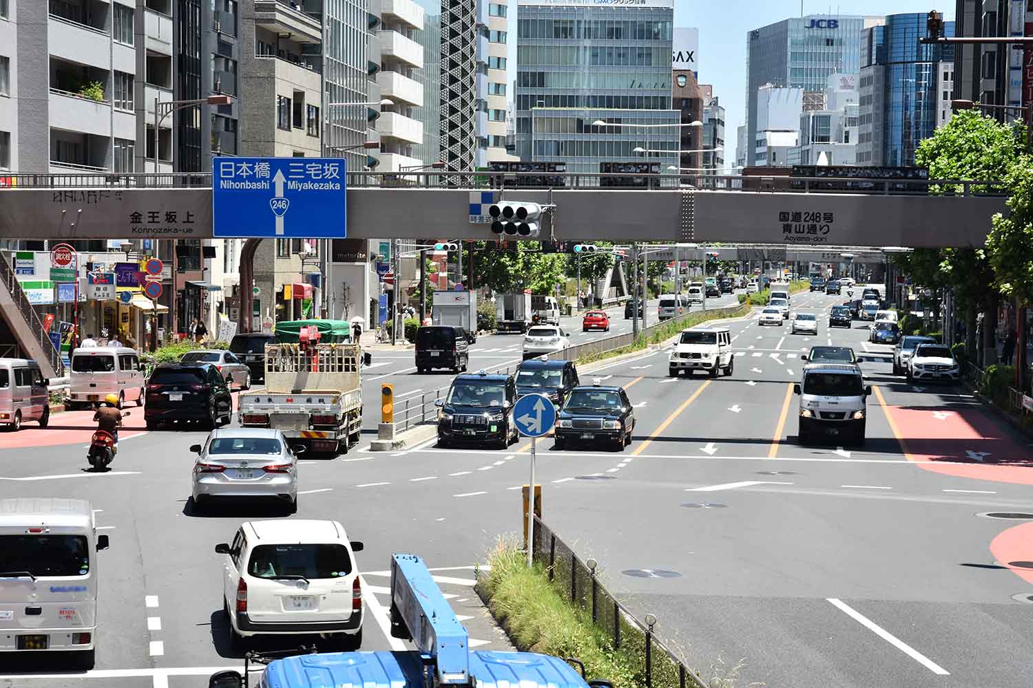 直進しているクルマが右側に向かって走っていく道路のイメージ