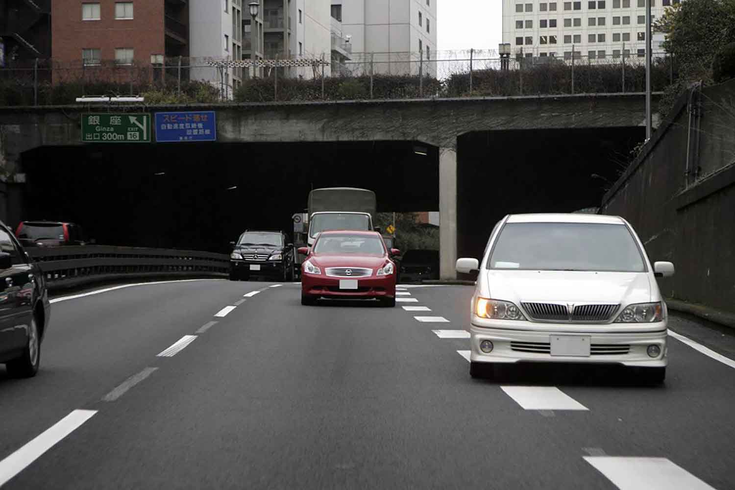 合流してくる車両を優先させている様子