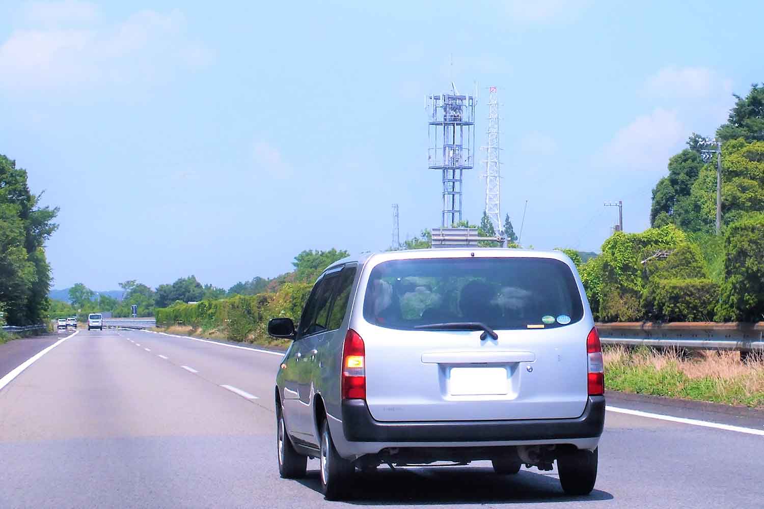 車線変更している様子