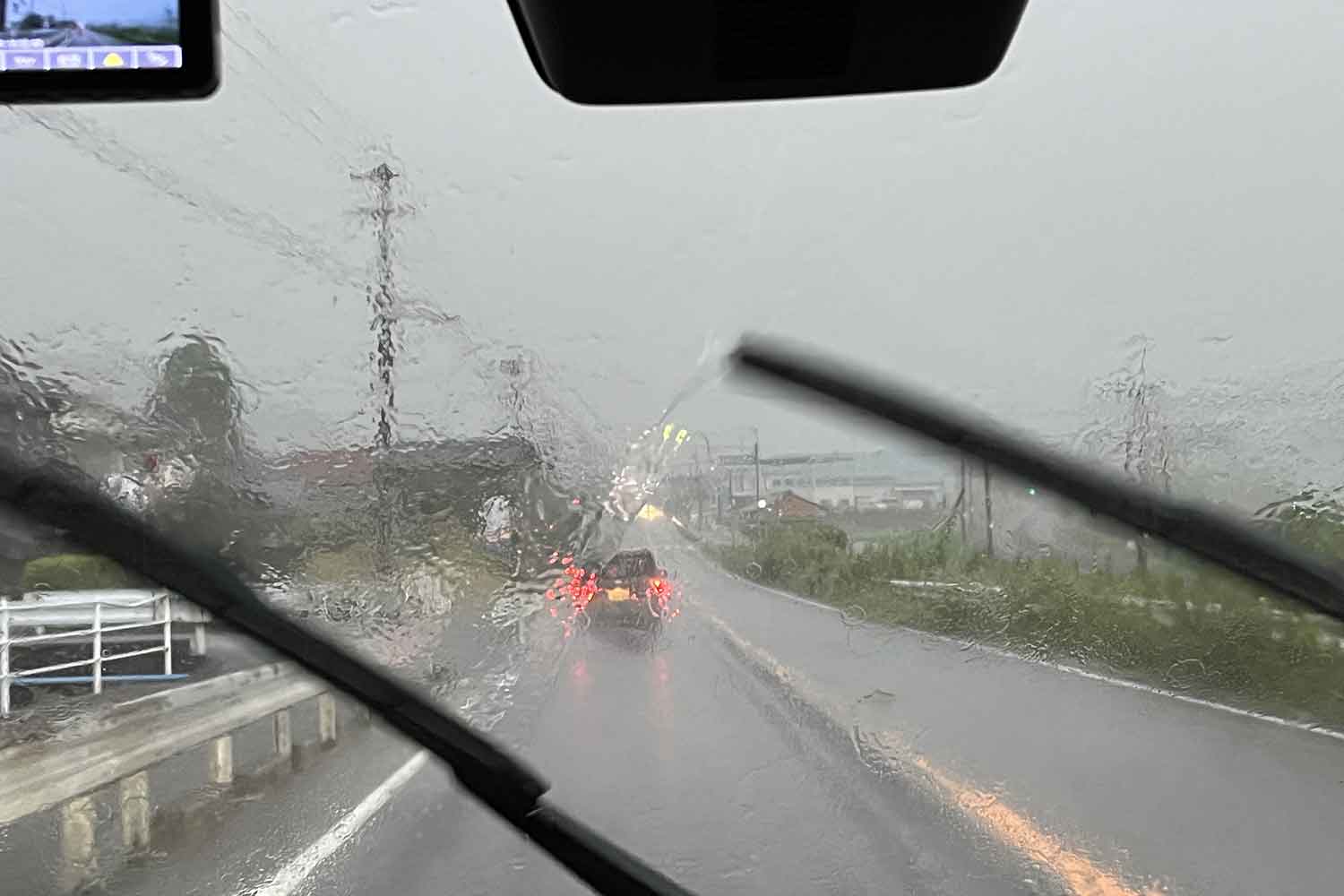 激しい雨が降っている自動車のフロントウインドウ