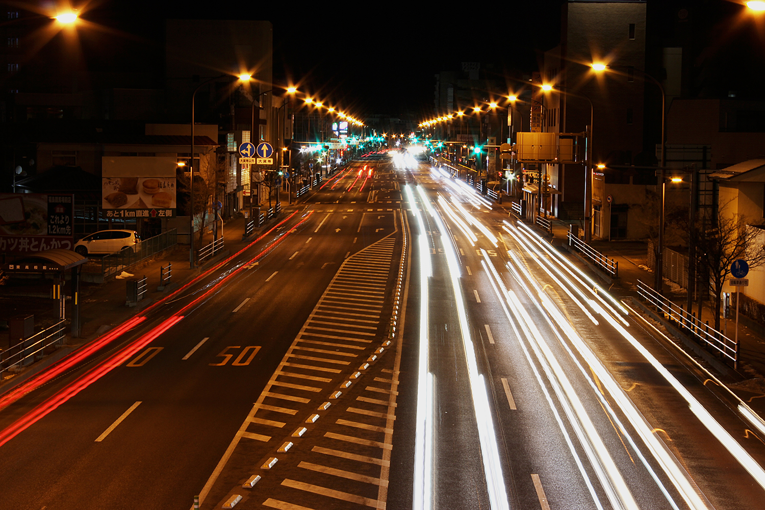 導流帯のある道路の夜間時の様子