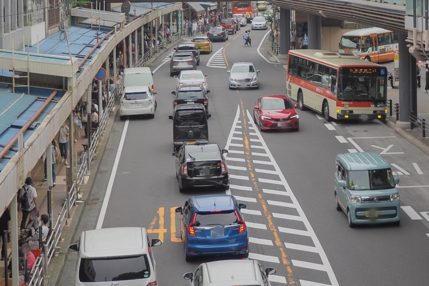 導流帯に入って停車している車列