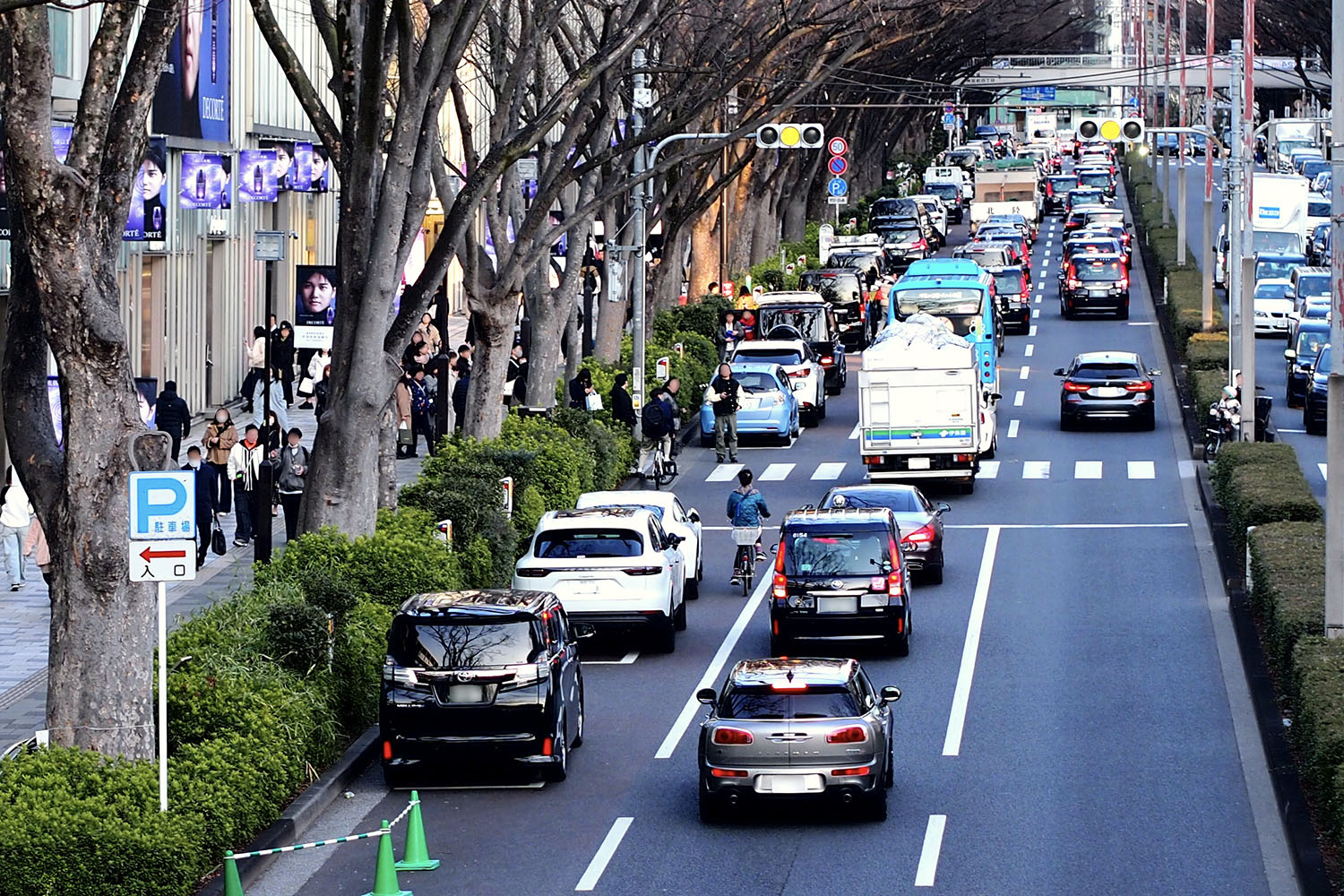 入場待ちの待機が駐車違反になるかどうかを法律に沿って検証してみた