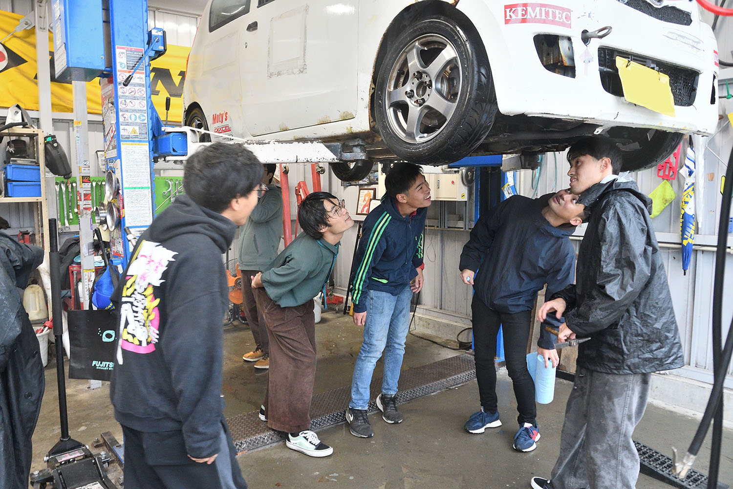 部室で部車の下まわりチェックをする長岡技術科学大学自動車部の部員たち 〜 画像42