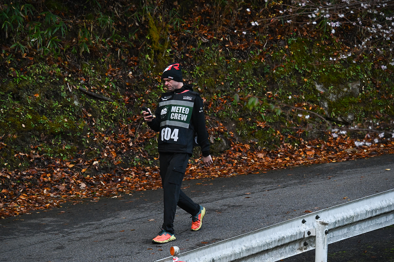 路面状況をチェックするメテオクルー