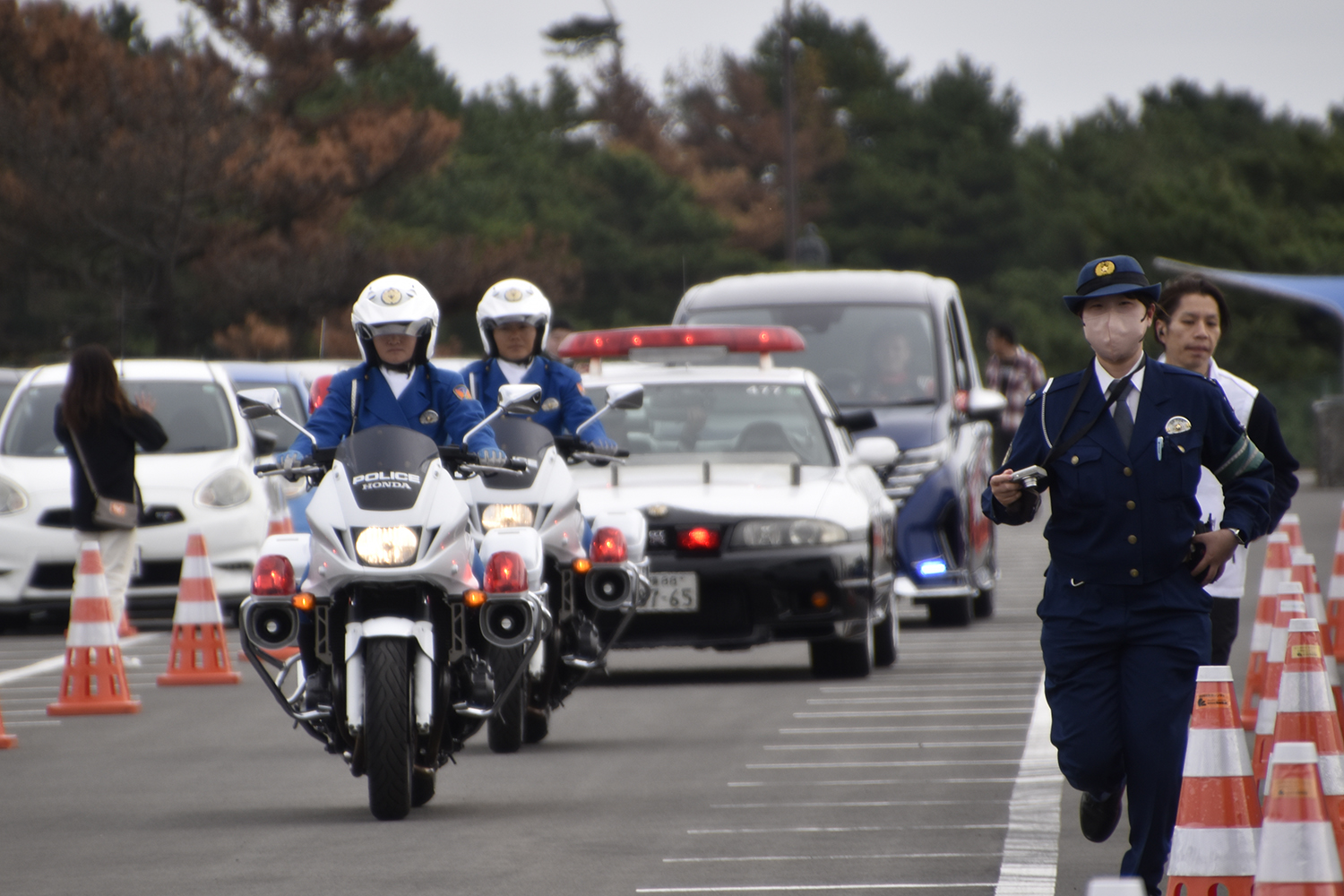 希少な4ドアGT-Rパトカー・白バイに先導されて会場入りするセレナ AUTECH SPORTS SPEC