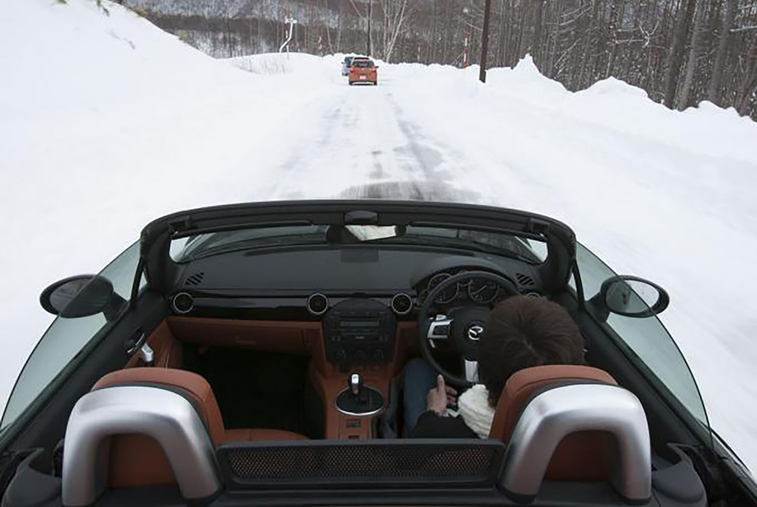 雪の中のオープンカーの様子 〜 画像7