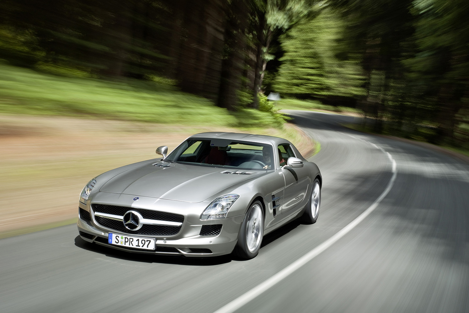 ワインディングロードを滑走するメルセデス・ベンツ SLS AMG