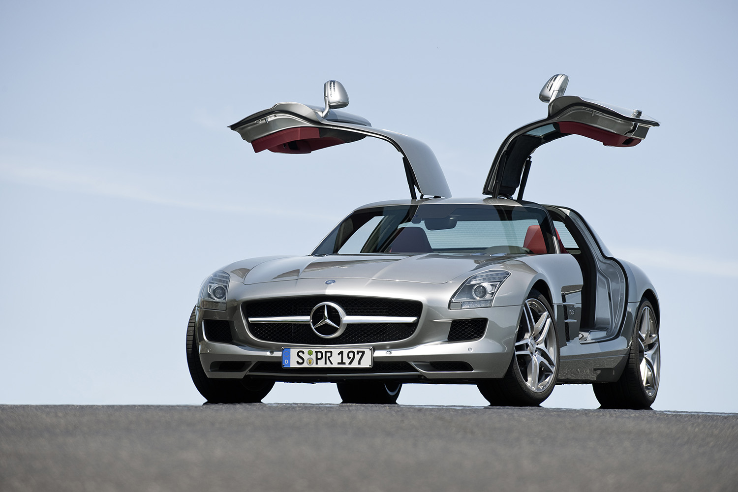 ガルウイングドアを開けたメルセデス・ベンツ SLS AMG