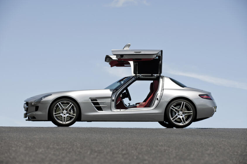 ど派手なガルウイングだけど走ればガチもんのピュアスポーツ！　単なるSL300のリバイバルじゃない「SLS AMG」の韋駄天っぷり