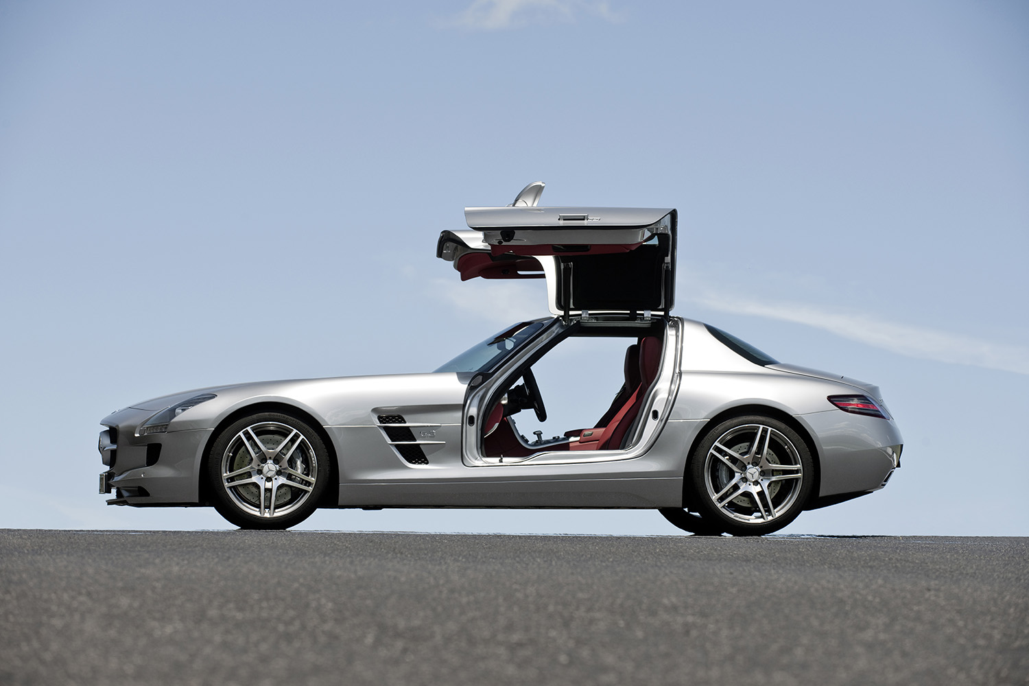 メルセデスAMG初の完全自社開発ロードカー「SLS AMG」