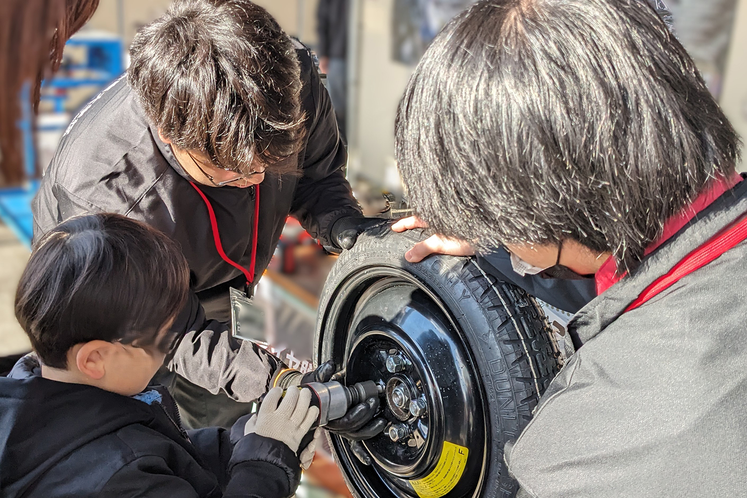 日産自動車大学校ブースで行われるタイヤ交換体験