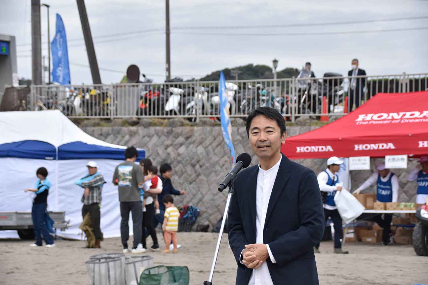 由比ヶ浜海水浴場のある鎌倉市の市長の松尾　崇氏