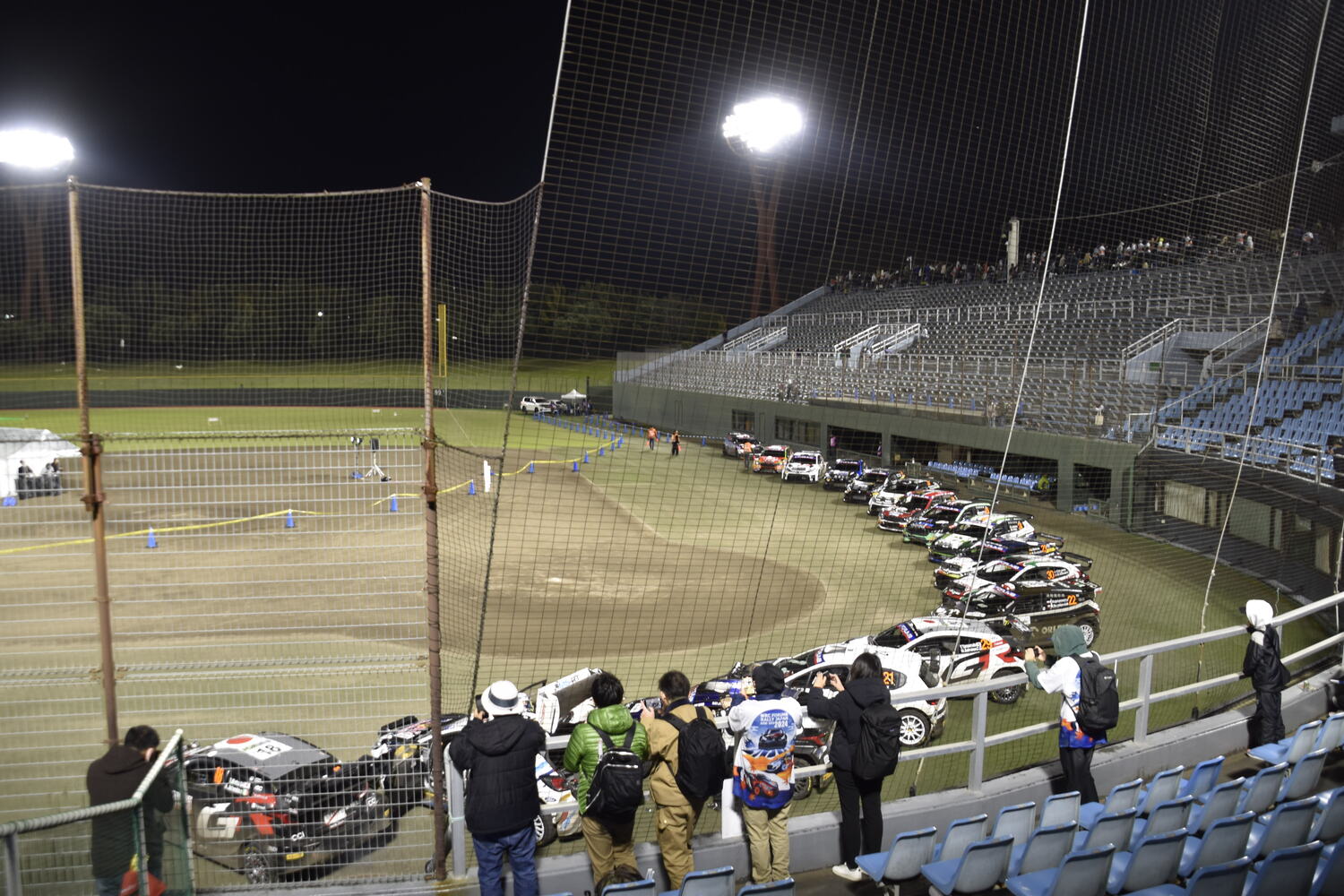 岡崎総合運動公園の野球場で待機するラリーカー 〜 画像8