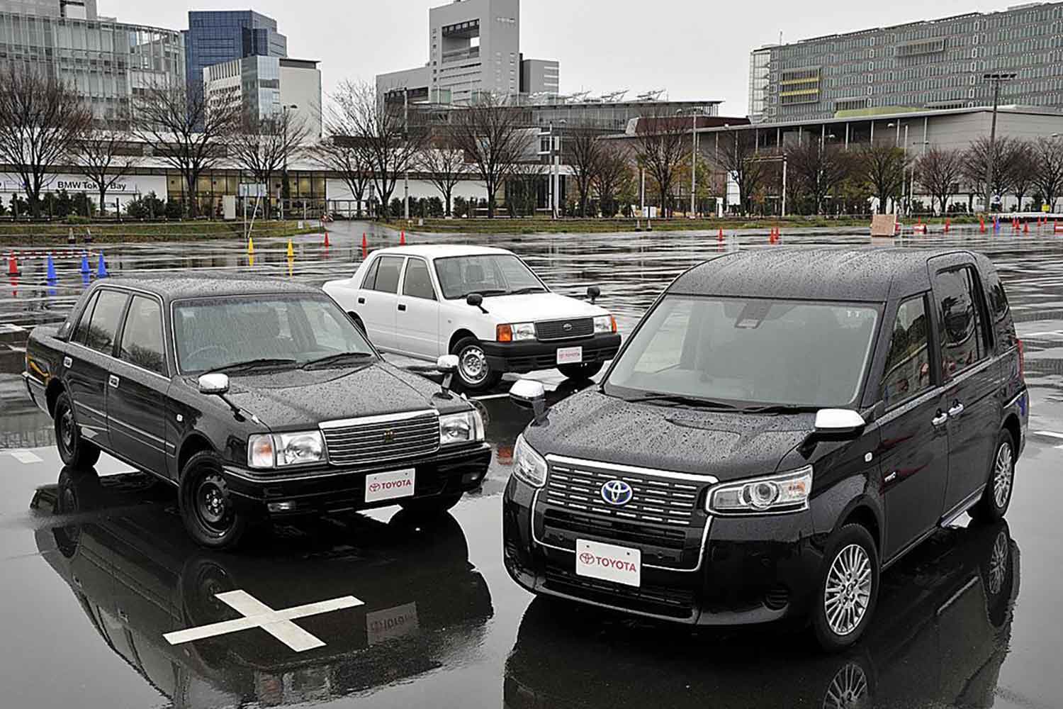 トヨタ・クラウンコンフォートとJPNタクシーの3台並び