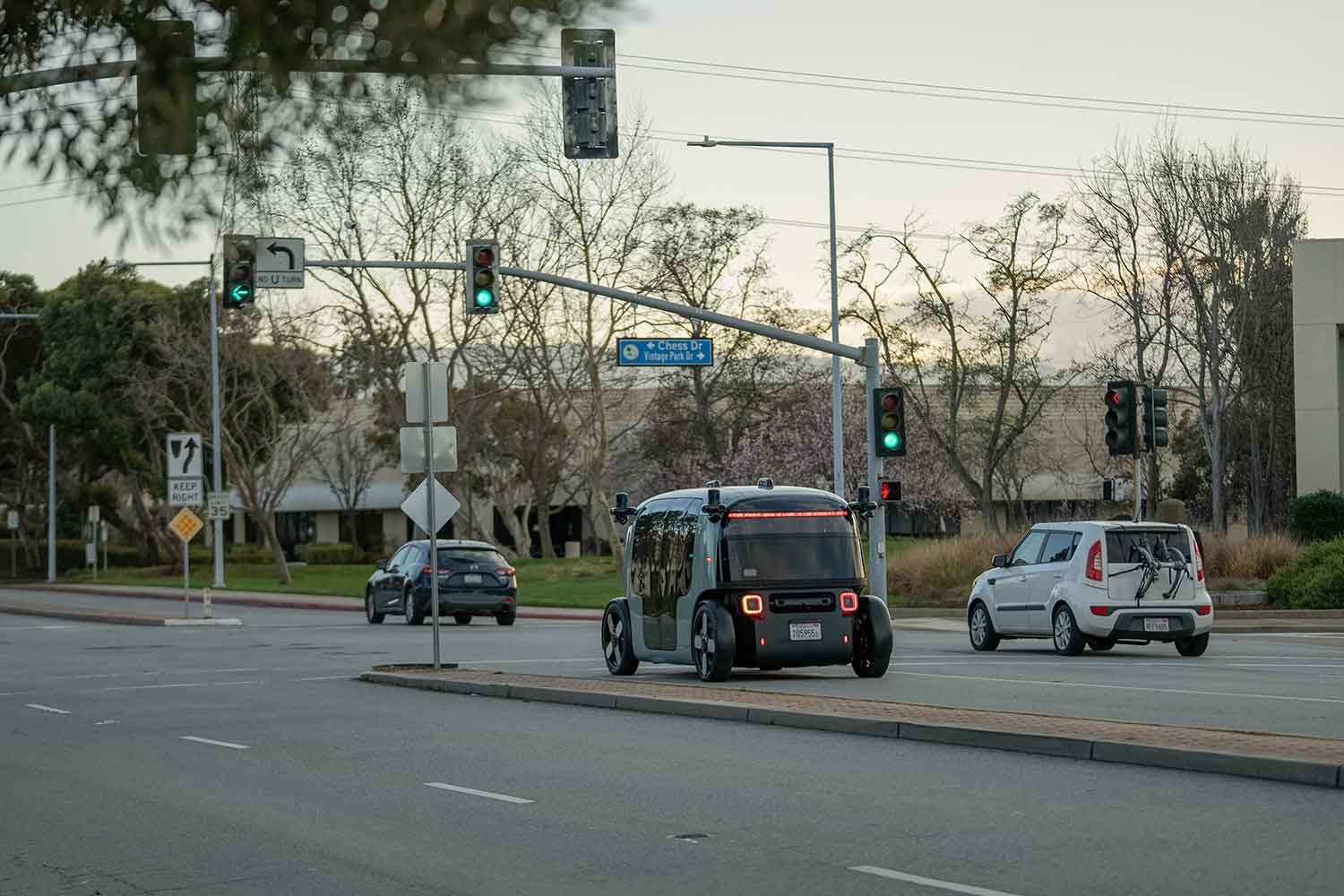 ZOOXの自動運転タクシーが公道を走る様子