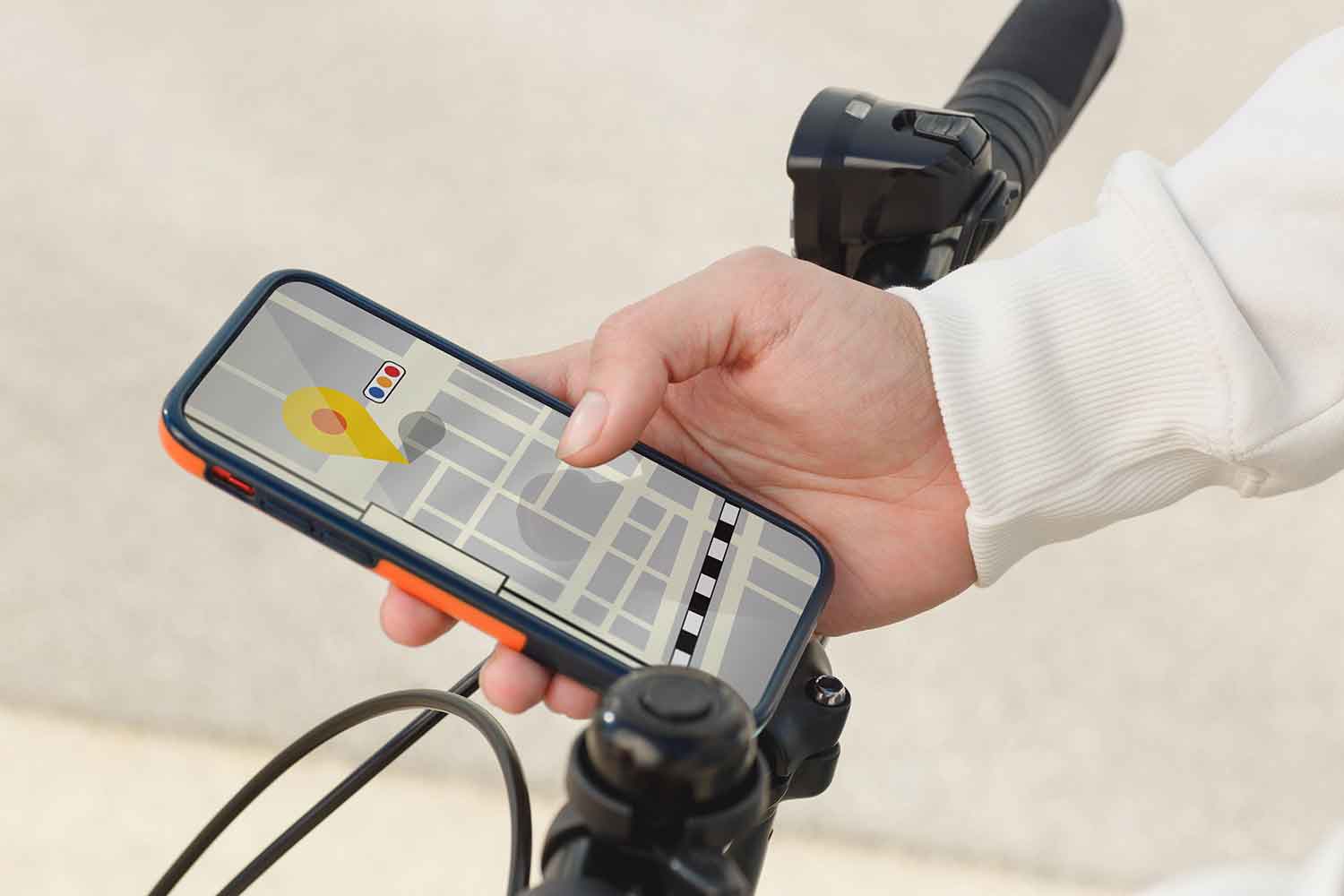 スマホカーナビを操作しながら自転車に乗っている様子