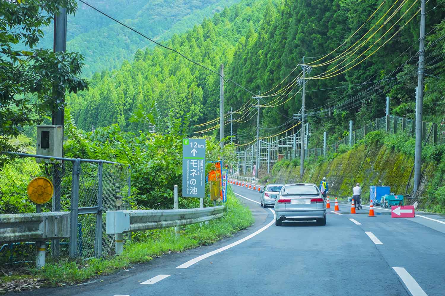 山道の道路工事区間で片側通行している様子